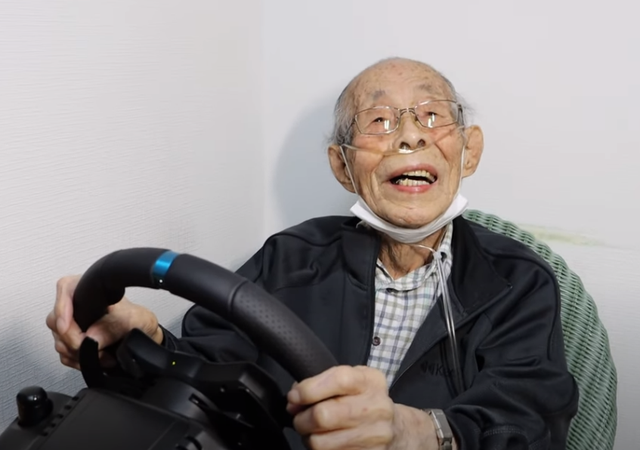 Gây “sốt” mạng xã hội, game thủ 93 tuổi đeo ống thở vẫn phá đảo các đường đua